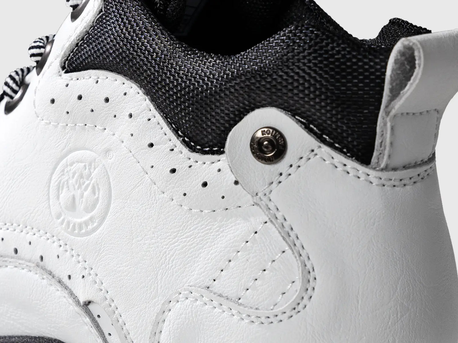 Close-up detail of Flyland Land2511 men's boots featuring a soft fabric ankle collar and lightweight construction, designed for daily wearing comfort without burdens.